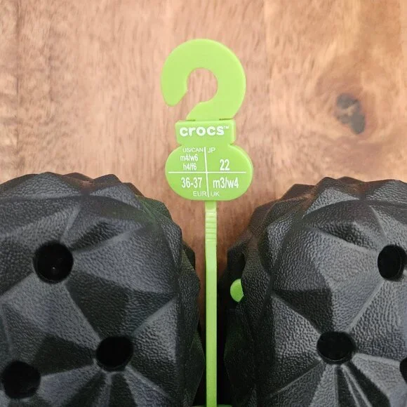 Crocs Classic Clog Unisex Black Women 6 Men 4 Geometric Shoes 209563-001 New - Picture 2 of 7